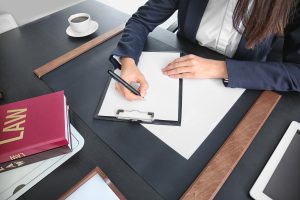 איך בית המשפט מחליט לאילו חוקים הצוואה כפופה