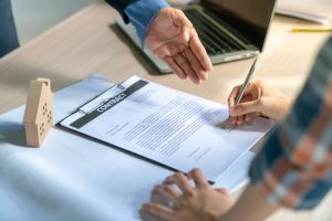 האם האישה זכאית למזונות עבור כספים עתידיים