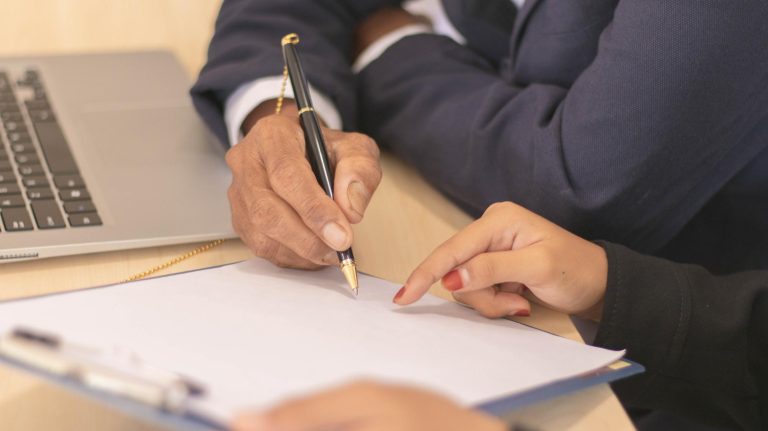 האם אישה יכולה לשנות את צוואתה לאחר מות הבעל