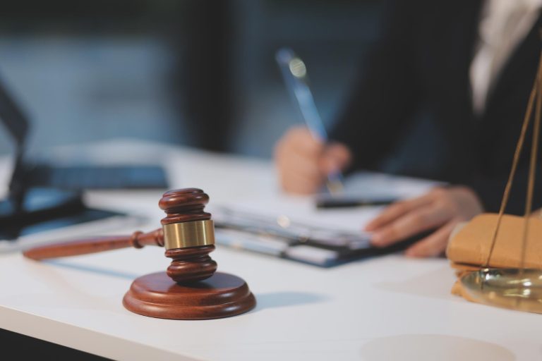 בן זוגה של אימי שנפטרה מסרב לעזוב את דירתה