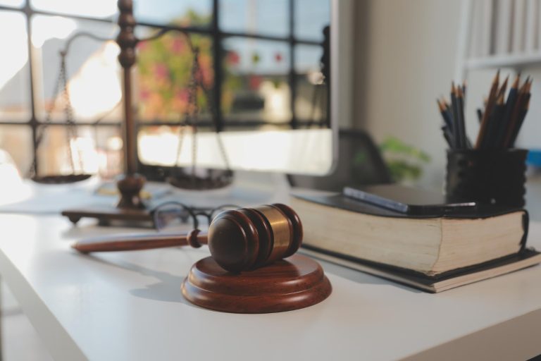 האם אישה שמקבלת מזונות חייבת לעבוד