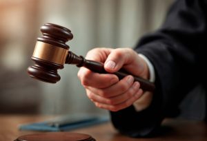 האם זול יותר לנהל הליך גישור במקום ניהול תיק גירושין בבית המשפט