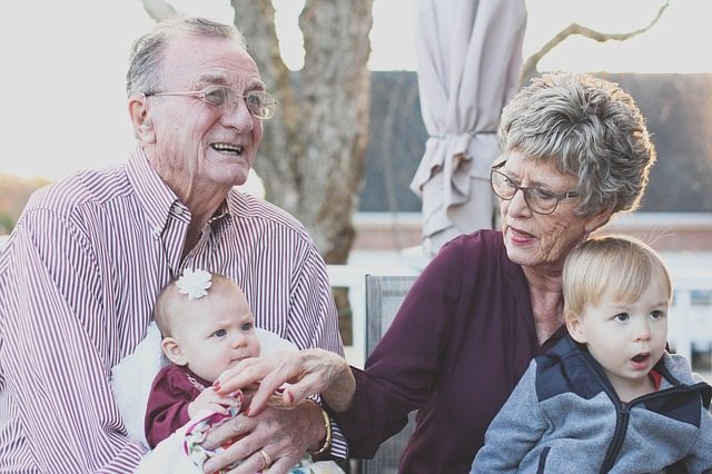 האם לסבא וסבתא יש זכות לתבוע הסדרי ראייה לנכדים