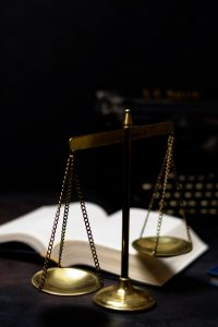 הגרוש מאיים עלי במסרונים ומחזיק בנשק